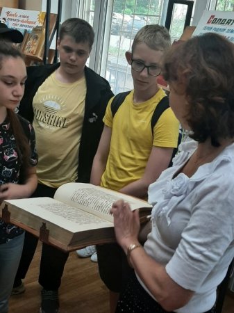 ЗНАКОМСТВО С КНИЖНЫМИ ПОЛКАМИ ЗНАКОМСТВО С КНИЖНЫМИ ПОЛКАМИ